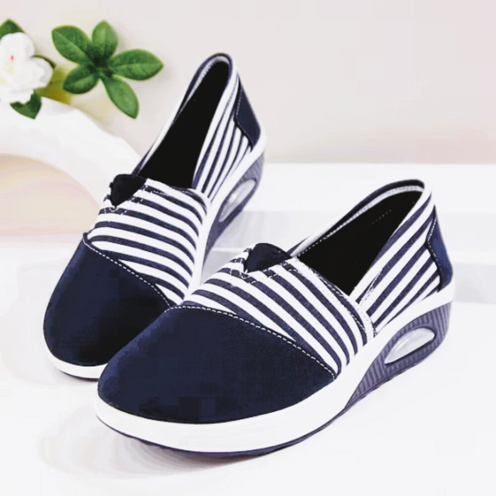 Women's Retro Striped Navy/White Slip-On Shoes Size 10M NIB